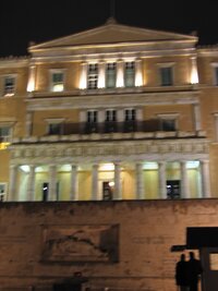 Před parlamentem na náměstí Syntagma už se setmělo