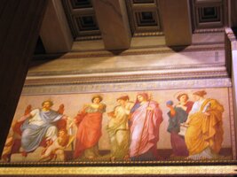 s reliéfy, které i potmě hýří barvami