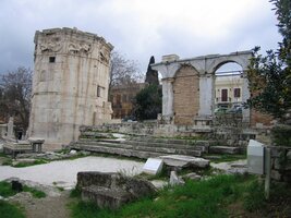 Vlevo je slavná Věž větrů