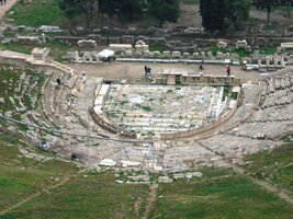 a hned vedle mnohem strarší řecký amfiteátr