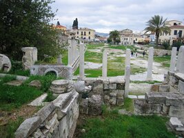 Všude jsou charakteristické sloupy