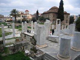 a do areálů později vestavěné kostelíky