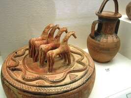 a ozdobné keramické nádoby