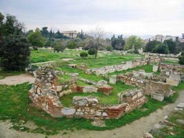 To je ona s chrámem Hefaisteion v pozadí