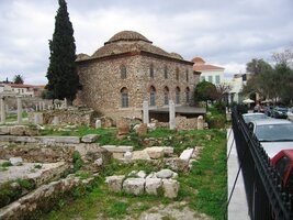 Je menší a poněkud zachovalejší než starší řecká