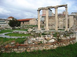 Police s knihami tu asi čněly do výše