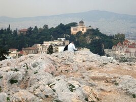 Tady už je skála, na které Akropolis stojí