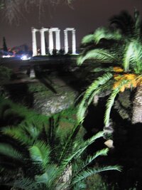 Je tma. Chrám boha olympského (Olympeion) je odtud sotva vidět