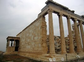 V jeho opozici stojí Erechtreion se známými Kariatidami v průčelí
