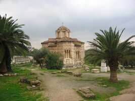 Na jejím okraji stojí byzantský jkostelík