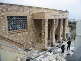 Zde je vchod do akropolitního muzea