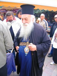 Poslední rozloučení s Aténami obstaral tento vlídný pop