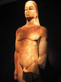 V místním muzeu jsou sochy bohů a heroldů