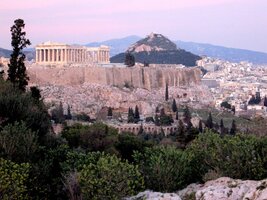 Stojí na pahorku Můz a jsou z něj vidět celé Atény