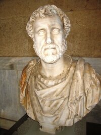 kde lze nalézt sochy učenců i satyrů