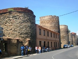 Městské opevnění je středověké,