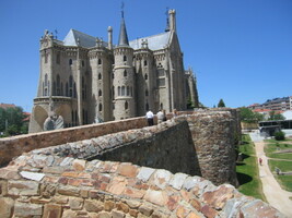 Zde je Gaudího dílo v kombinaci s antickým opevněním