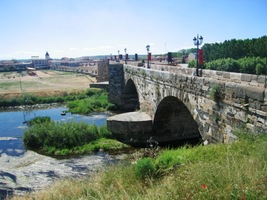 tedy i ten, po kterém se vychází z města ven