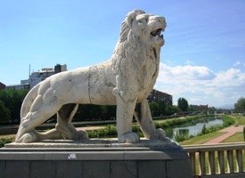 Symbol města - León - střeží jeho mosty