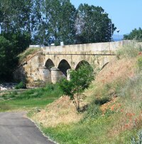 A to rozlehlé město za mostem přes řeku Toribio