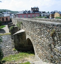 Dole se klene most přes řeku Rio Meruelo,