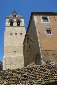 a tady už je vidět věž jednoho ze skvostů města -