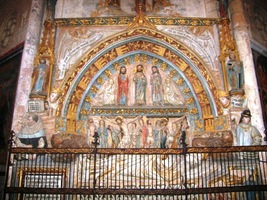 mnoha svými vnějšími a vnitřními portály,