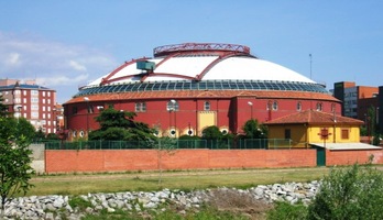 opuštěnou a asi už nefunkční býčí arénu