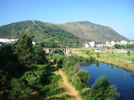 Město Ponferrada s řekou Boeza pod vrchem Campo