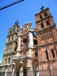 Stojí na náměstí Plaza Eduaro de Castro,