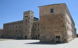 Při východu z města stojí gigantická církevní škola Seminario Mayor