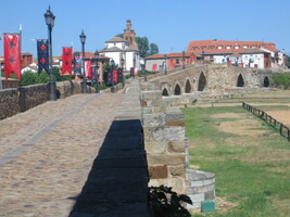 je středověký a možná stejně dlouhý jako Karlův