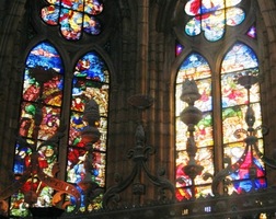 i vitrážemi se sklomalbami o celkové ploše 1900 m2 (!)