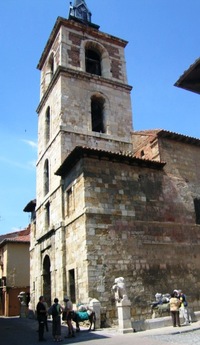 Vévodí mu kostel Iglesia del Mercado a klášter - útočiště poutníků