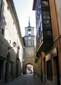 Město opouštím ulicí Calle de Hospital pod branou Torre del Reloj