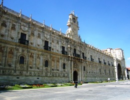 a také honosný hotel (dříve rozlehlý klášter)