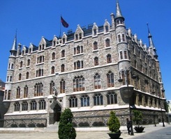 Ten vlevo je pak Casa de Bolines,