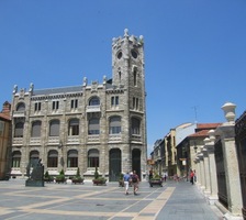 Vedle ní stojí na náměstí Plaza de la Regia řada paláců