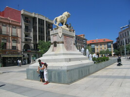 Náměstí Plaza Santocildes s pomníkem Monumento a los Citios