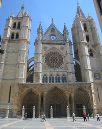 Nedaleko stojí hlavní atrakce a perla města