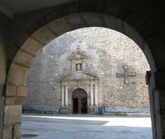 s tajúplným nádvořím a symbolickou sochou