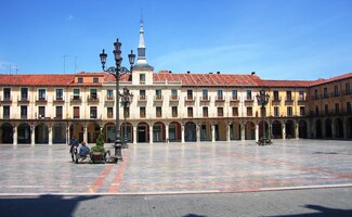 s palácem Antico Consistorio a kostelem San Salvator
