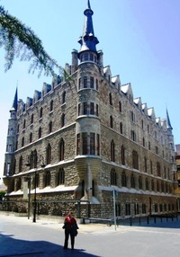 jedna ze snových Gaudího staveb (dnes banka)