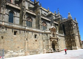 je postavena ve stylu pozdní gotiky 14. - 15. století