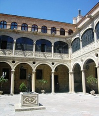 To je ten vpravo s krásnými ambity na nádvoří