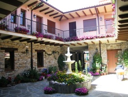 s pár domky a kovbojskou hospodou