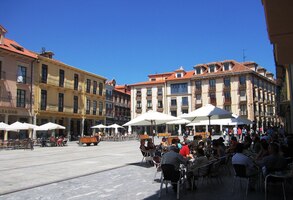 na náměstí Plaza Mayor s paláci s podloubími
