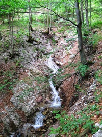 Tady začíná příkrý sráz