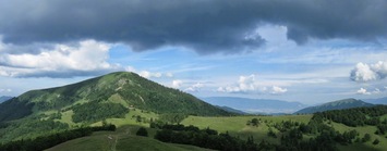 nad nímž se houfují mračna