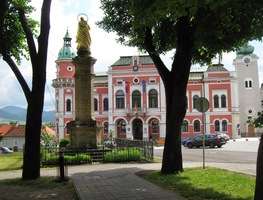 která tu dohlíží na novobarokní radnici